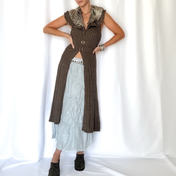 💔SOLD💔 Brown Knit Vest with Faux Fur Collar - Picture 4 of 4